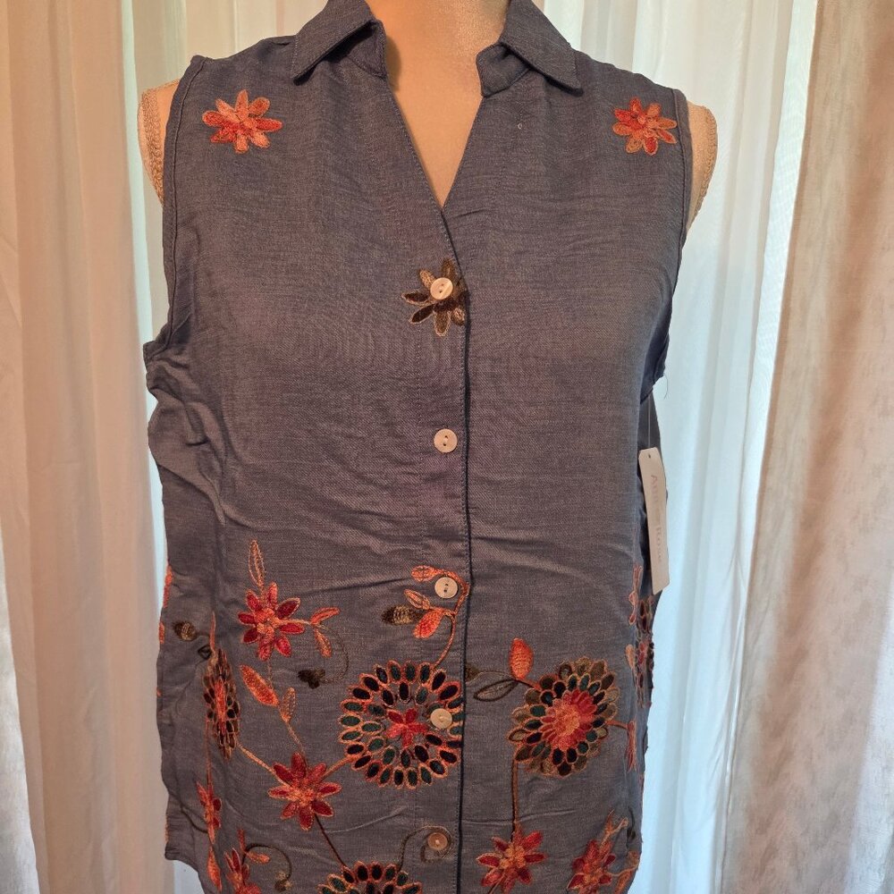😁*BOGO SALE*😁  Ana Rose blue embroidery flower V-Neck shirt size small